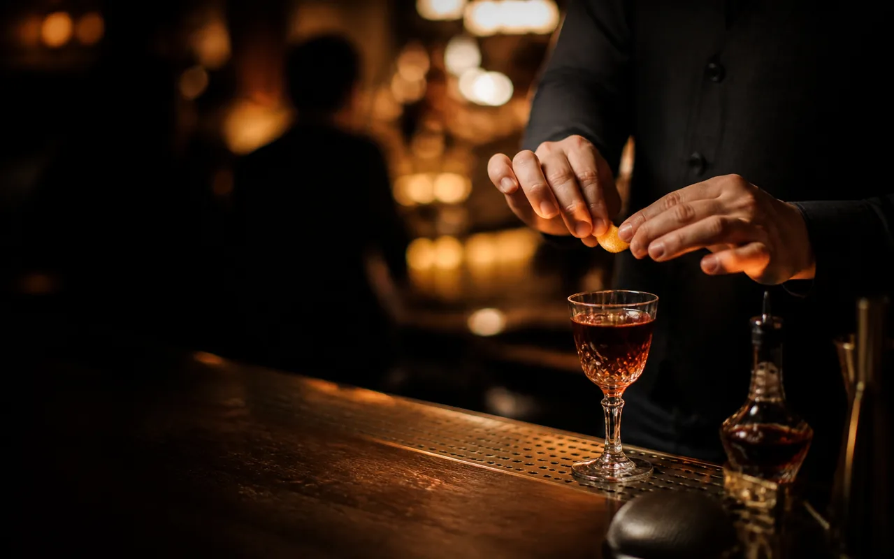 Préparation d’un cocktail au comptoir d’un bar