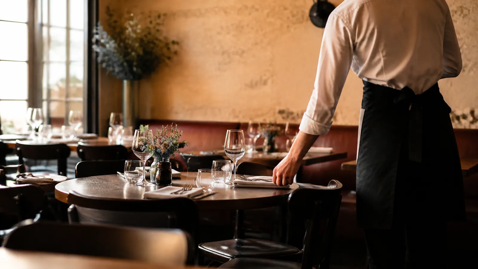 Professionnel préparant une salle de restaurant avant le service