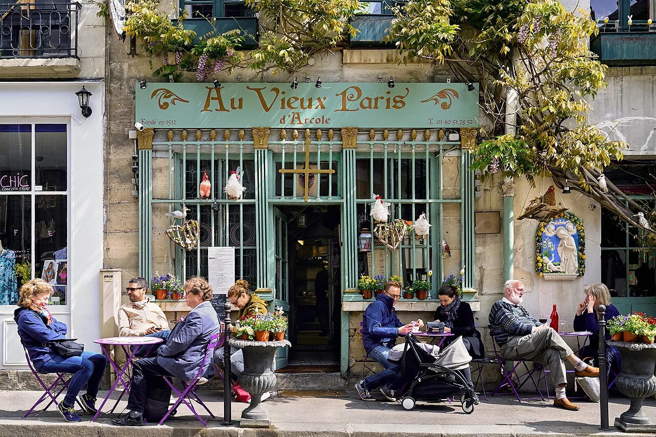 Façade et terrasse d’Au Vieux Paris d’Arcole, 24 rue Chanoinesse à Paris