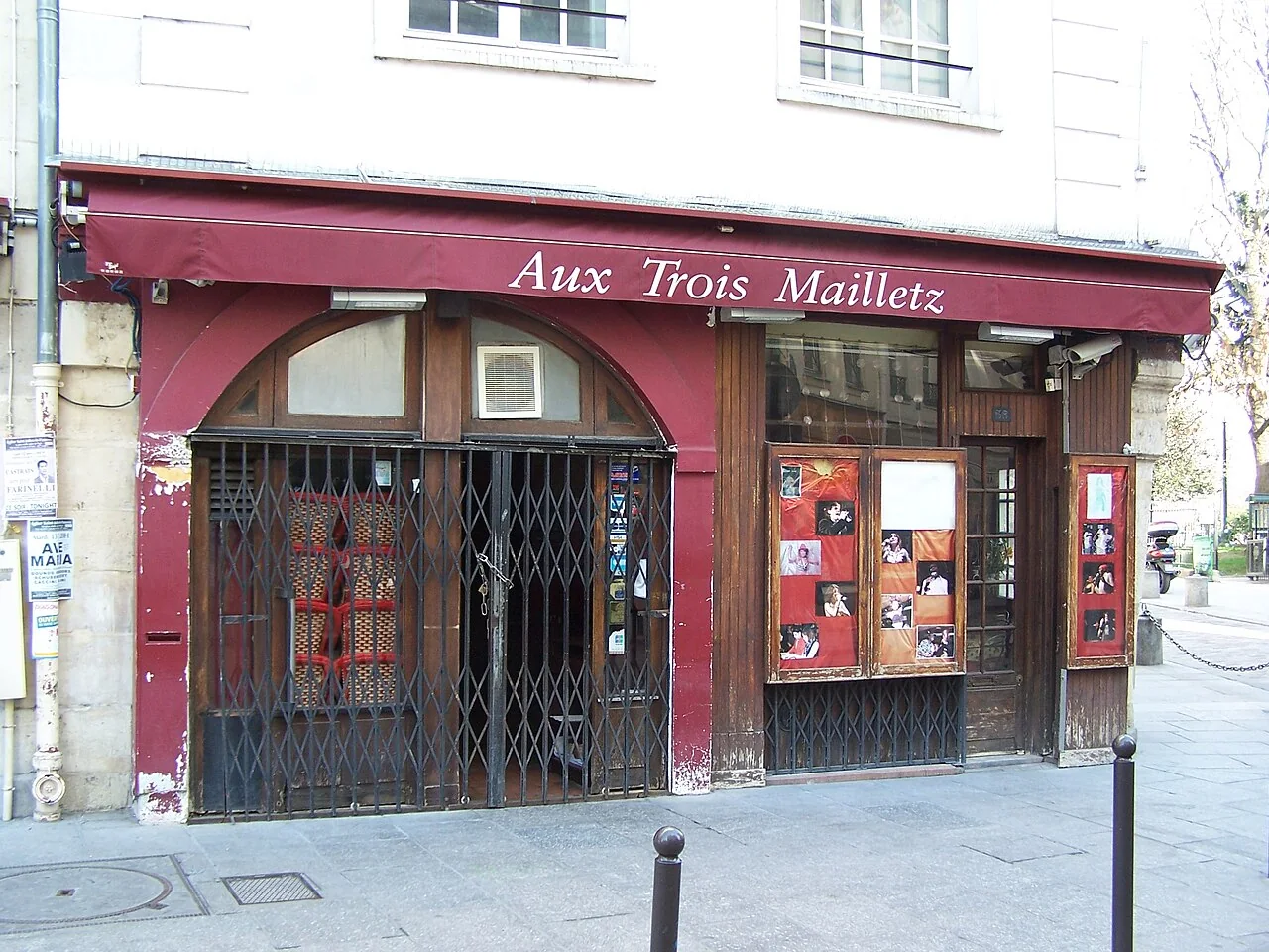 Devanture du jazz-club Aux Trois Mailletz, 56 rue Galande à Paris