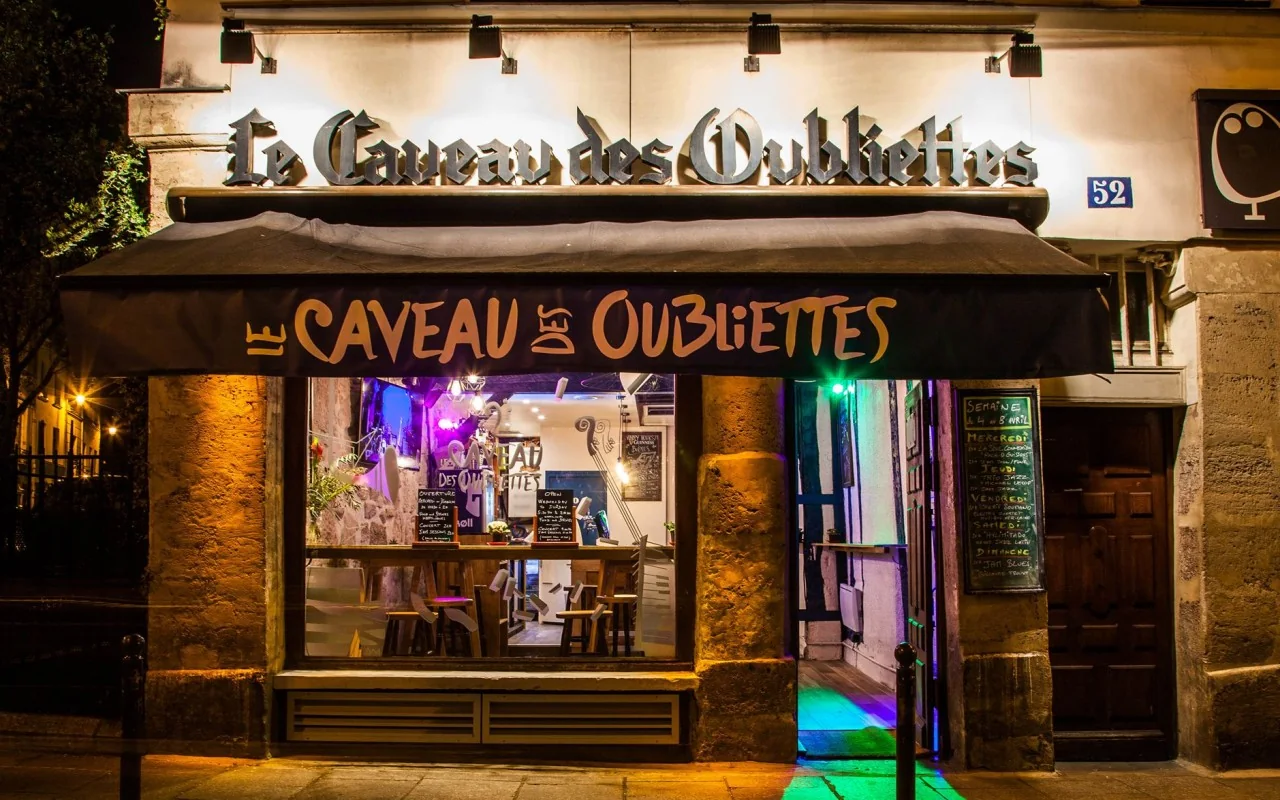 Devanture du Caveau des Oubliettes, 52 rue Galande à Paris
