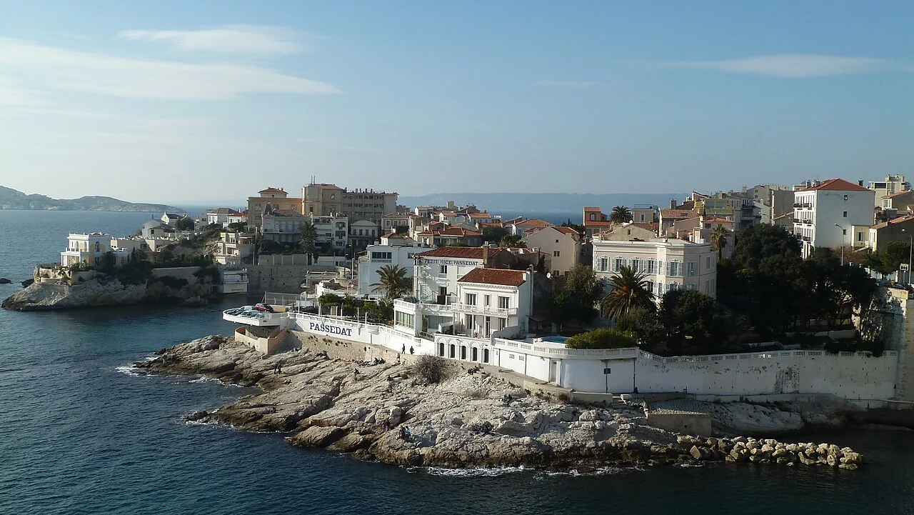 Vue maritime du Petit Nice Passedat au centre de la corniche de Malmousque, à Marseille