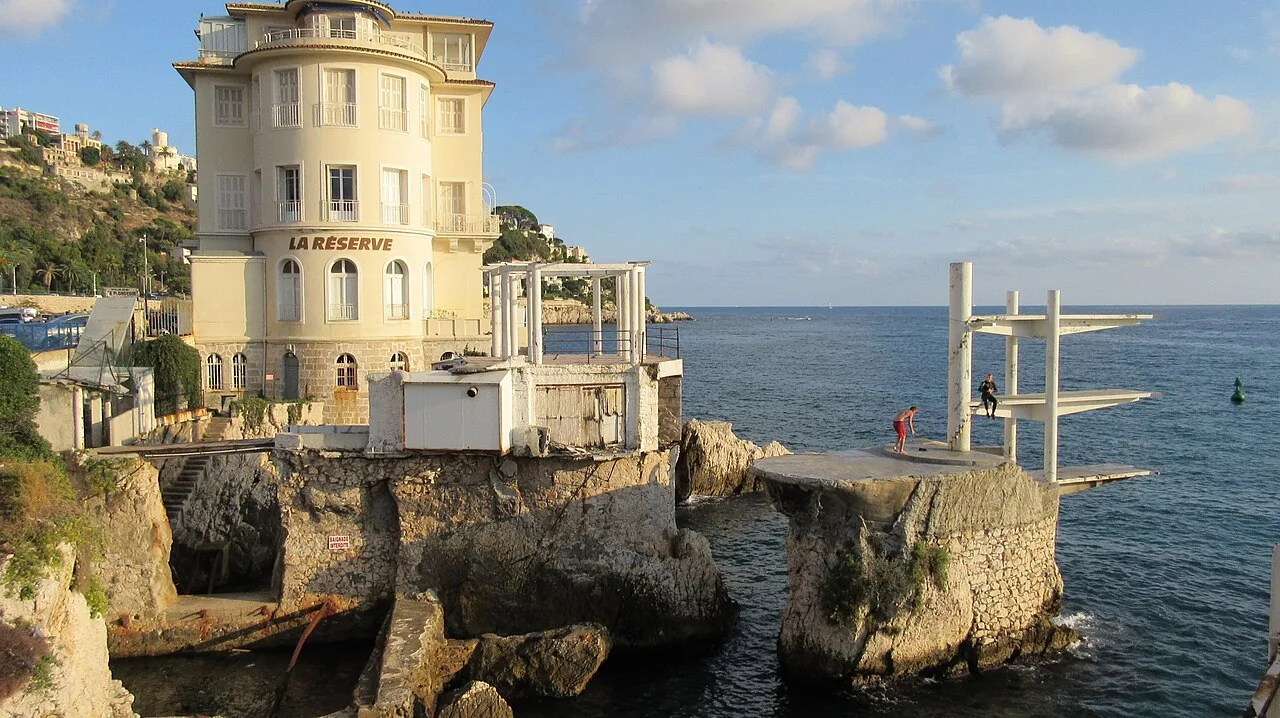 Bâtiment de La Réserve de Nice, avec les anciens plongeoirs au premier plan
